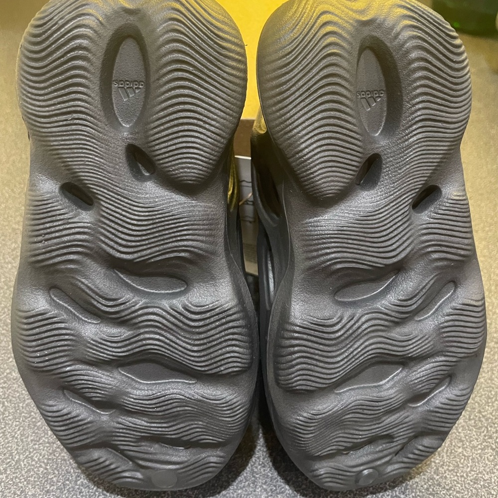 Yeezy Kids Foam Runner - BRAND NEW NEVER WORN - Picture 4 of 5